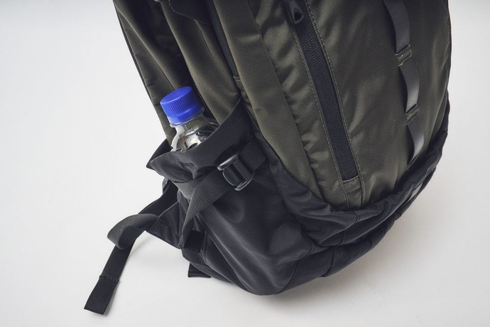 ボトルなどが収まるストレッチポケット