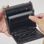 裏蓋を開けて10枚入りのフィルムカートリッジをセット