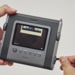 本体側面のクランクを手動で巻き上げるとプリントできる
