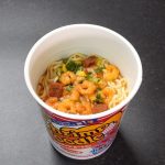 醤油スープは、チキン多めボーク控えめの構成で、しょっぱ旨さとスパイスが混ざりあった、某◯◯◯ヌードルのような、カップ麺の王道をゆく味わい