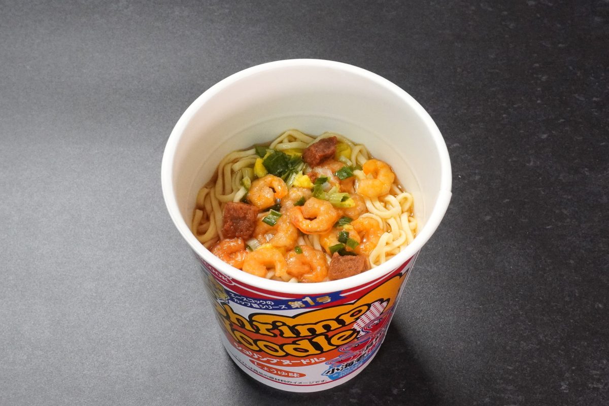醤油スープは、チキン多めボーク控えめの構成で、しょっぱ旨さとスパイスが混ざりあった、某◯◯◯ヌードルのような、カップ麺の王道をゆく味わい