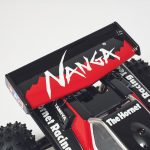 ナンガのブランドロゴに使われているブラック×レッドの力強いカラーリングを採用