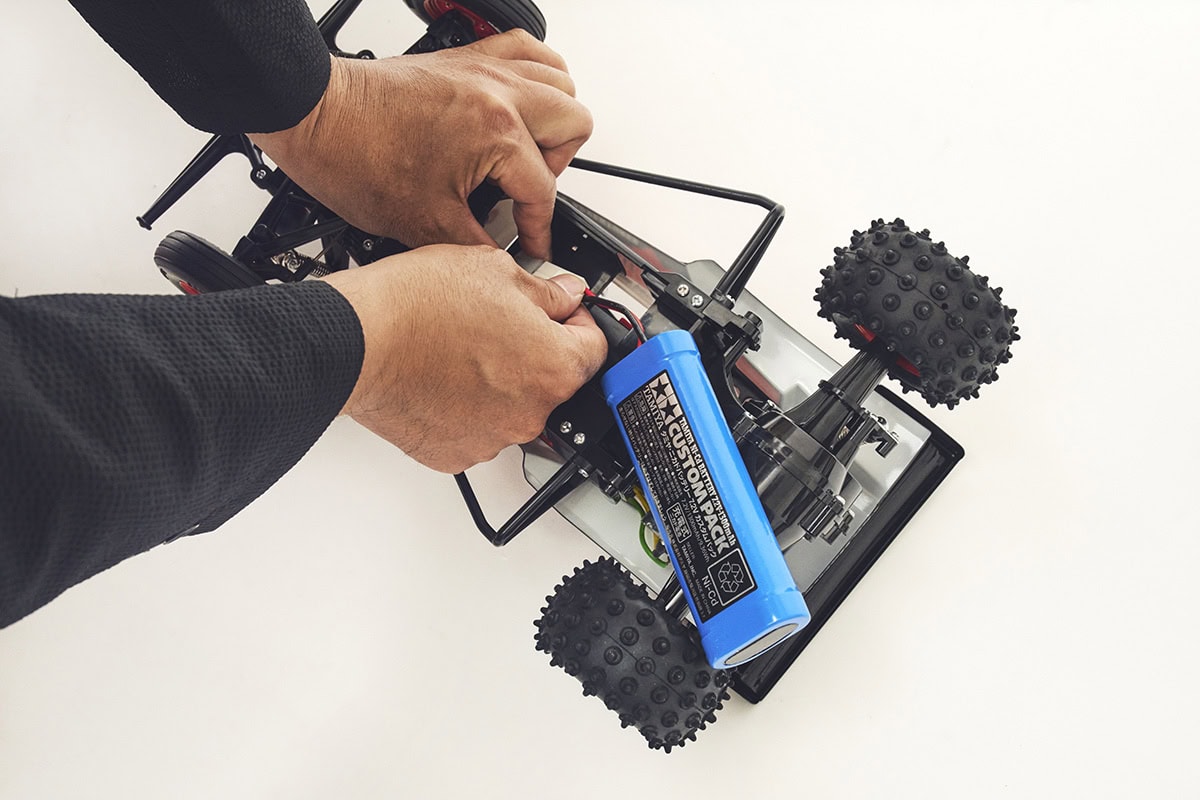 走行用7.2Vバッテリーや充電器、車のコントロールに使用するホイールトリガータイプの送信機がセットに