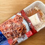 パッケージを開けると、トレーの上にはたっぷり入った粉チーズの袋が添付されています