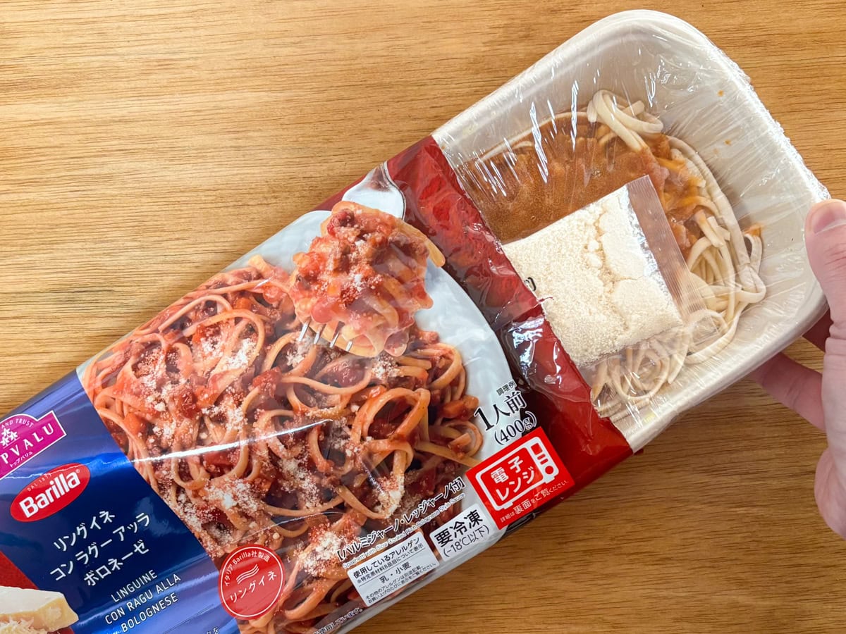 パッケージを開けると、トレーの上にはたっぷり入った粉チーズの袋が添付されています