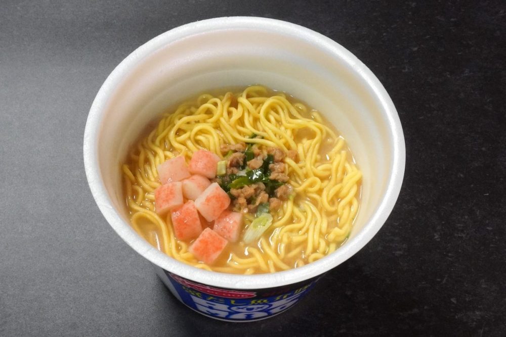 スープはカニの旨味のほかに、魚介のコクと豚骨の甘味がミックスされて、複雑ながらも一体感のある濃厚な味わい。麺はストレートで濃厚なスープを適度に口の中へつれてきて、麺の甘味を感じながらカニや豚骨の風味が楽しめて、より満足度が高くなります