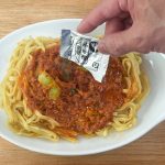 「汁なし坦々麺」は唐辛子をお好みの量調節し、ムラなくよく混ぜてから食べます