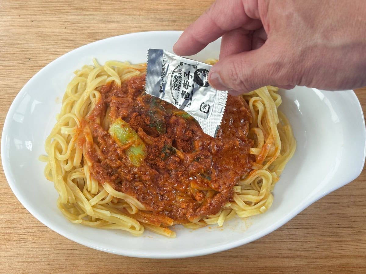 「汁なし坦々麺」は唐辛子をお好みの量調節し、ムラなくよく混ぜてから食べます