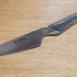 グローバルのナイフはデザインが美しく、日本製で切れ味がよく、ステンレス製で手入れがいらず、取っ手のつなぎ目がないから衛生的で腐食とかもなく、サイズがいろいろ揃っています