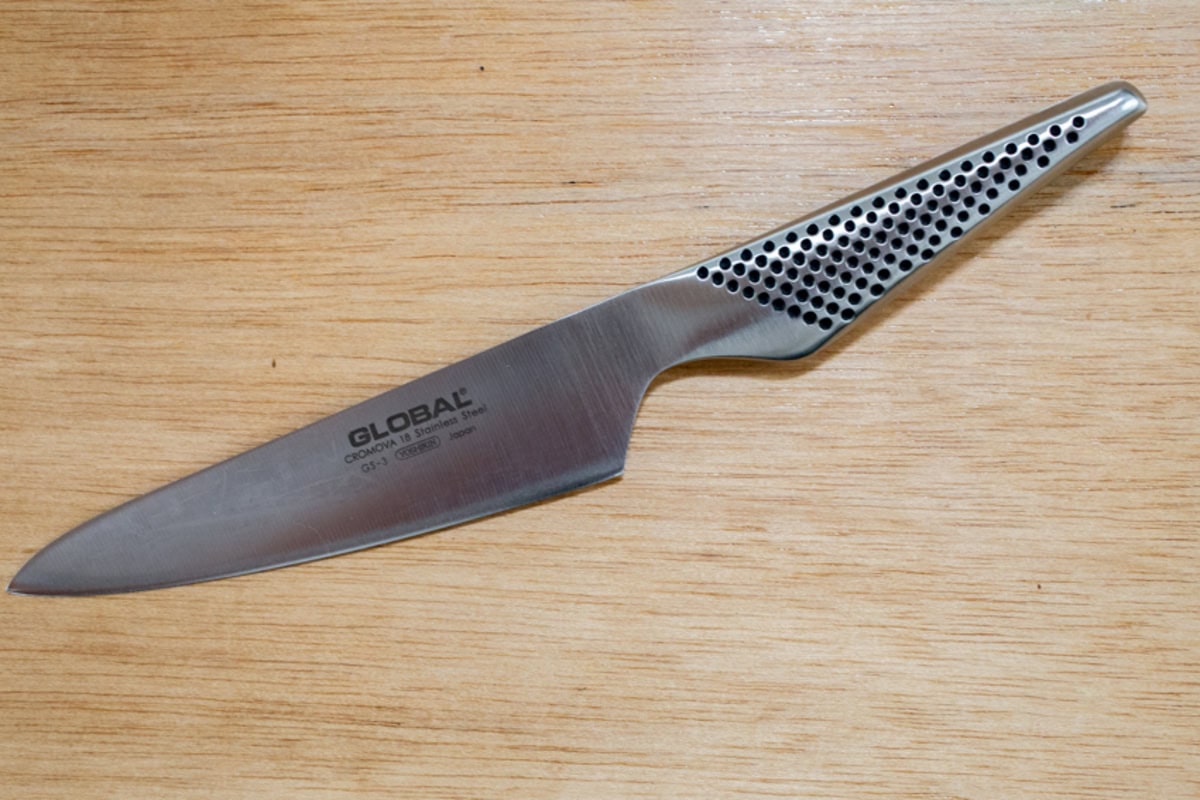 グローバルのナイフはデザインが美しく、日本製で切れ味がよく、ステンレス製で手入れがいらず、取っ手のつなぎ目がないから衛生的で腐食とかもなく、サイズがいろいろ揃っています