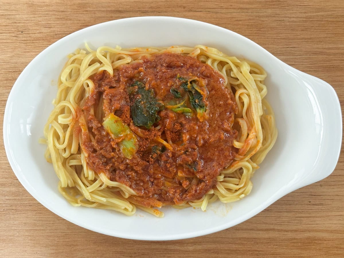 付属の唐辛子を全部使い切ったので、見るからに辛そうな仕上がりの「汁なし坦々麺」です