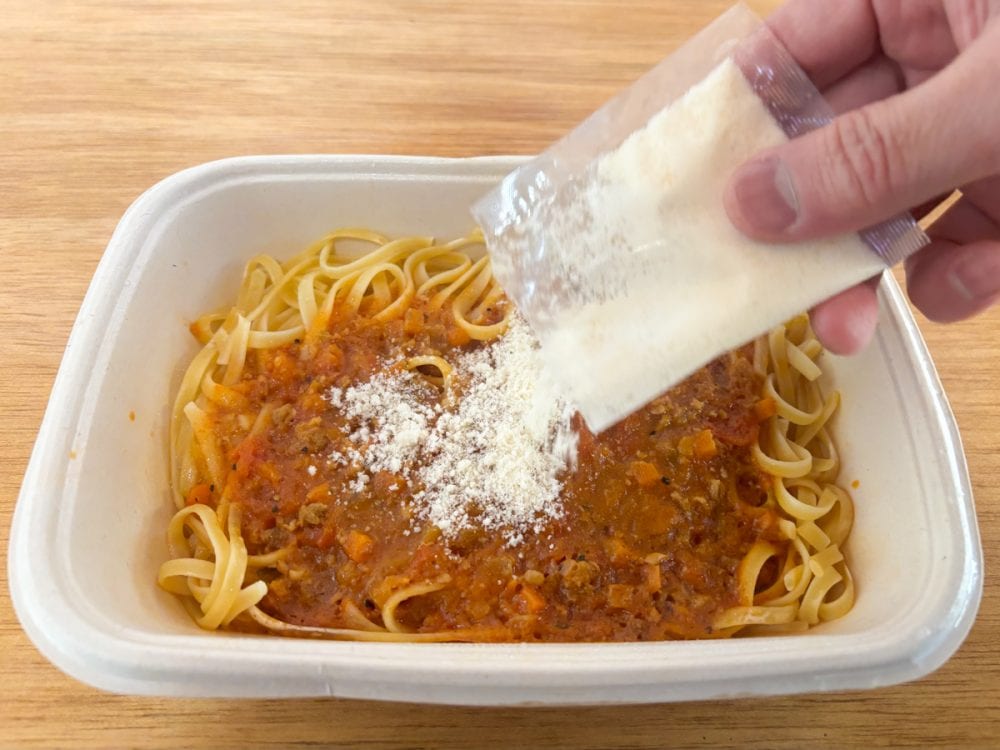 電子レンジの加温時間は、500wで約8分、600wで約7分30秒と冷凍パスタにしてはやや長め