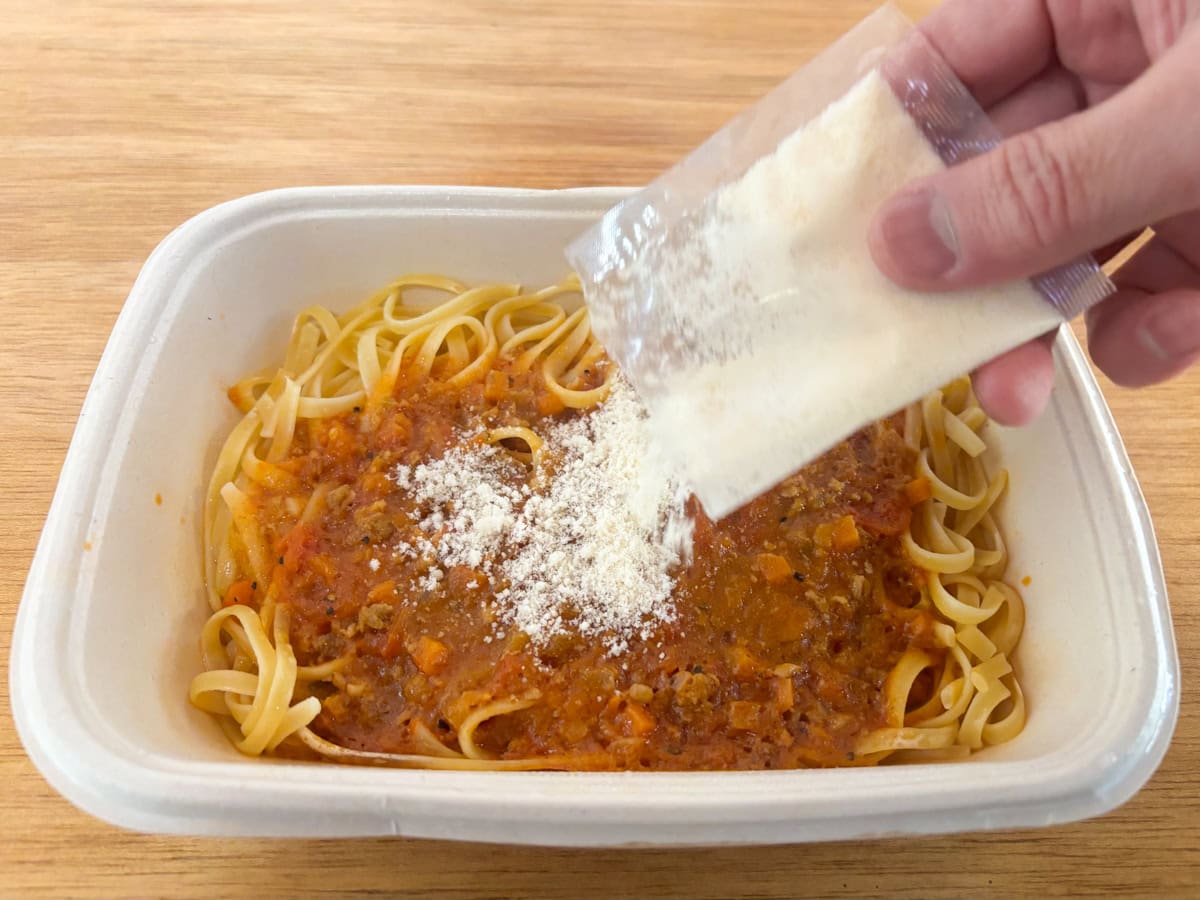 電子レンジの加温時間は、500wで約8分、600wで約7分30秒と冷凍パスタにしてはやや長め