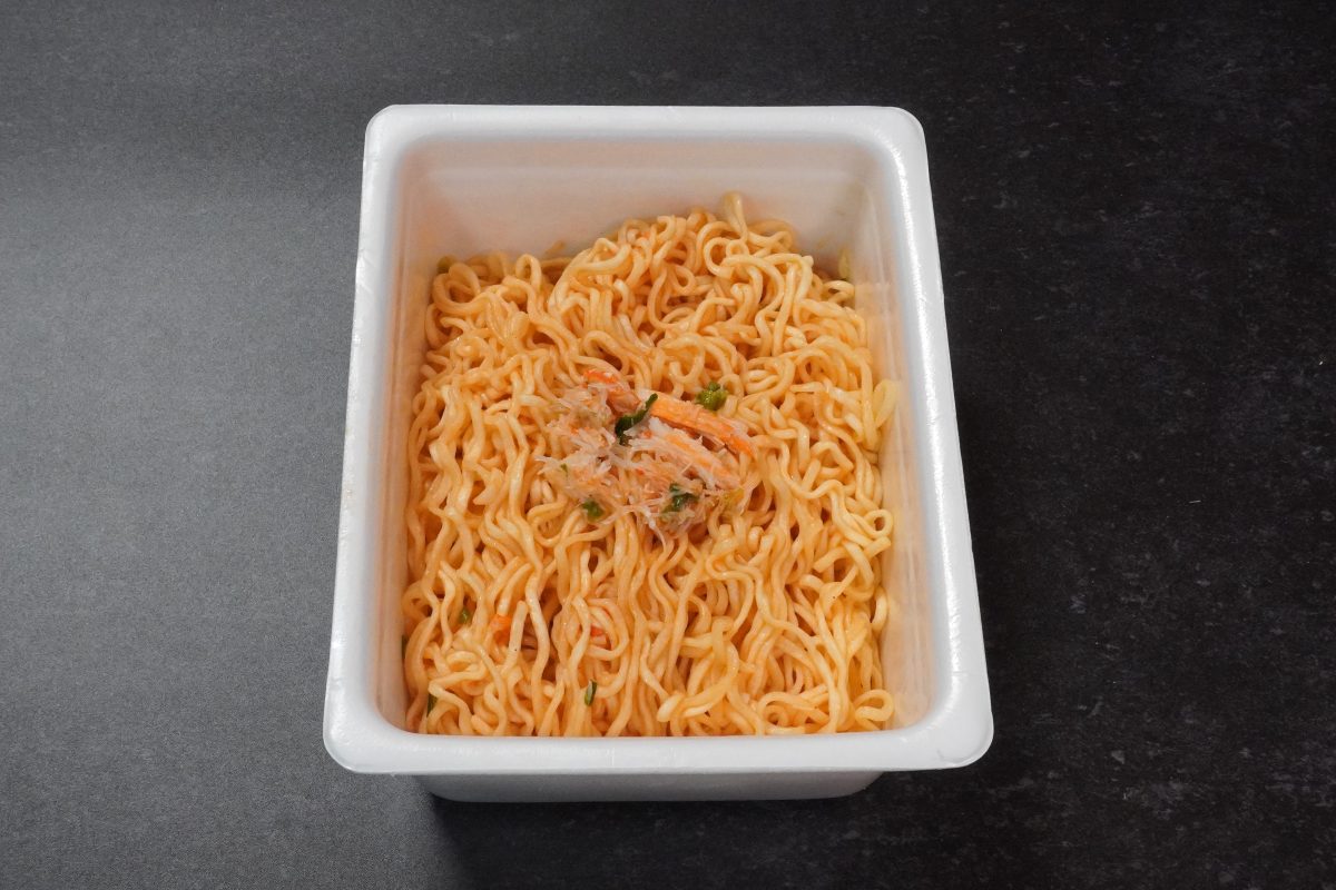 具材とソースをよく混ぜてから食べると、意外にも最初はトマトソースの味がして、その上にカニの旨味が乗っている感じ