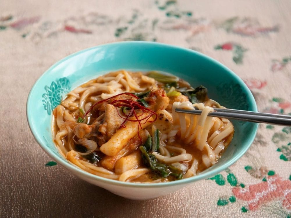 成城石井自家製 自家製カルグクスと骨付き鶏煮出しスープの旨辛うどん（タットリタン風）