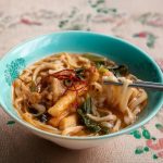 成城石井自家製 自家製カルグクスと骨付き鶏煮出しスープの旨辛うどん（タットリタン風）