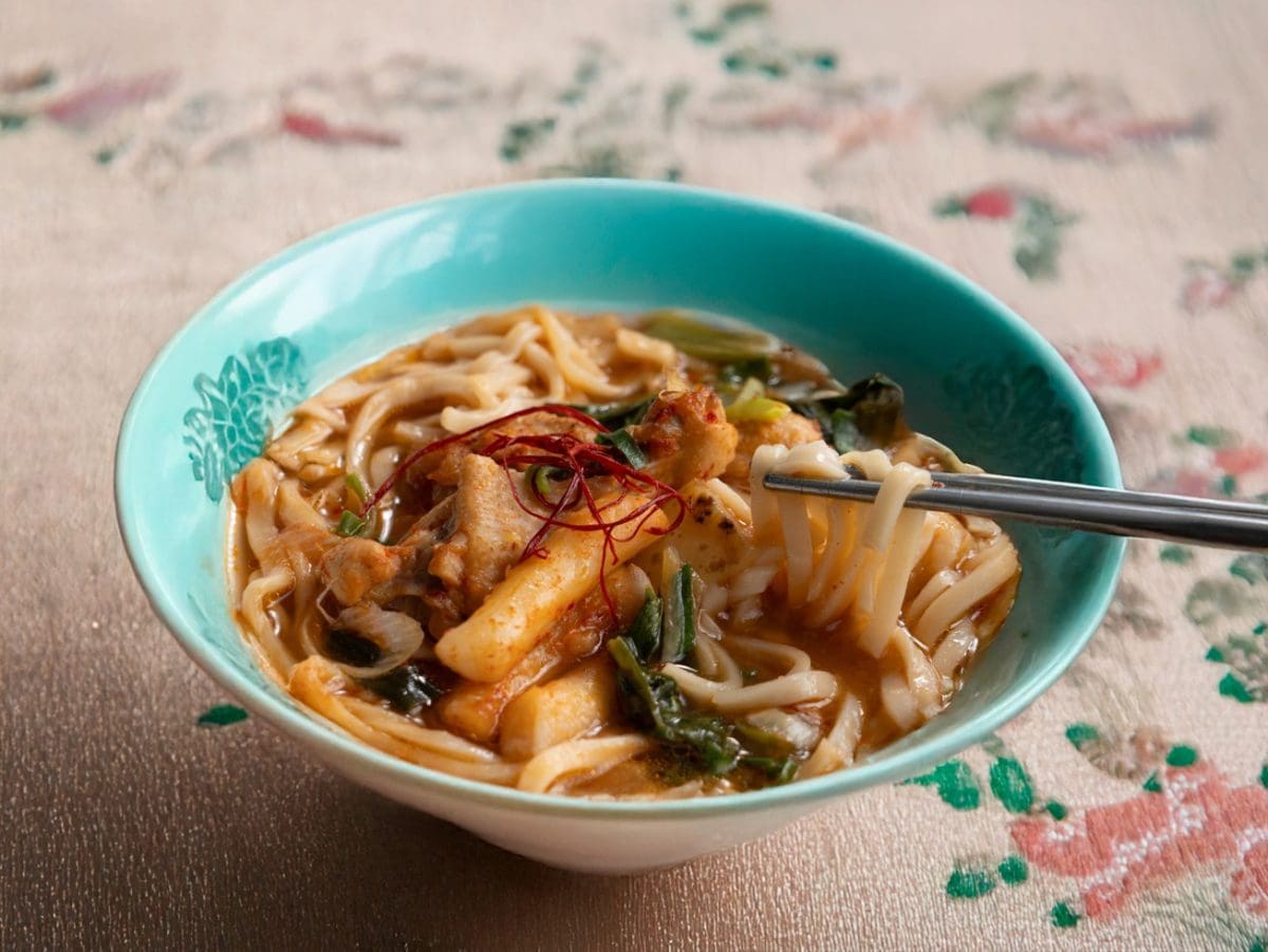 成城石井自家製 自家製カルグクスと骨付き鶏煮出しスープの旨辛うどん（タットリタン風）