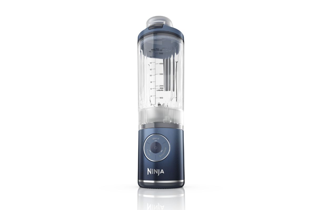 ニンジャ「ブラストマックス コードレスミキサー」￥14,960／高さ310×幅91×奥行116㎜／約1110ｇ（本体にフタ、ボトル装着時）／3色展開（ダークネイビー、クールグレイ、アイボリークリーム）