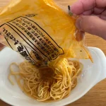 内袋の表示がある方を上向きにして耐熱皿に乗せてレンチンし、温まったら器に移します