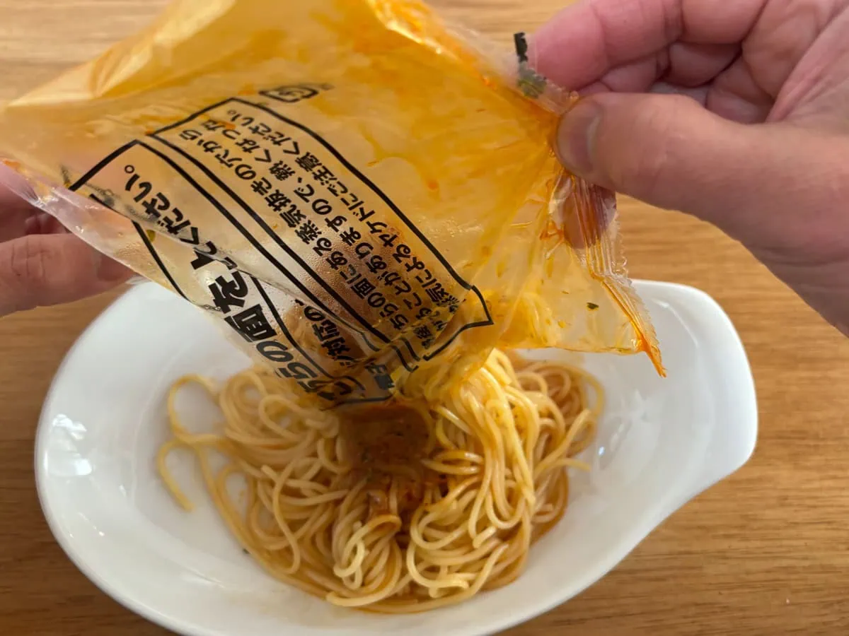 内袋の表示がある方を上向きにして耐熱皿に乗せてレンチンし、温まったら器に移します