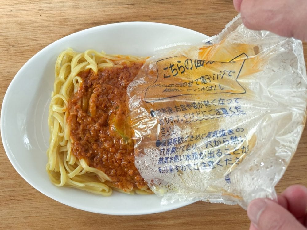 後から気づいたのですが、香り立つシリーズ3種類とも内袋の中でタレと麺をよく混ぜてからお皿に移すといいのかも