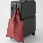 エコバッグやシューズバッグを簡易的にサイドにかけることができる※機内持込サイズは除く