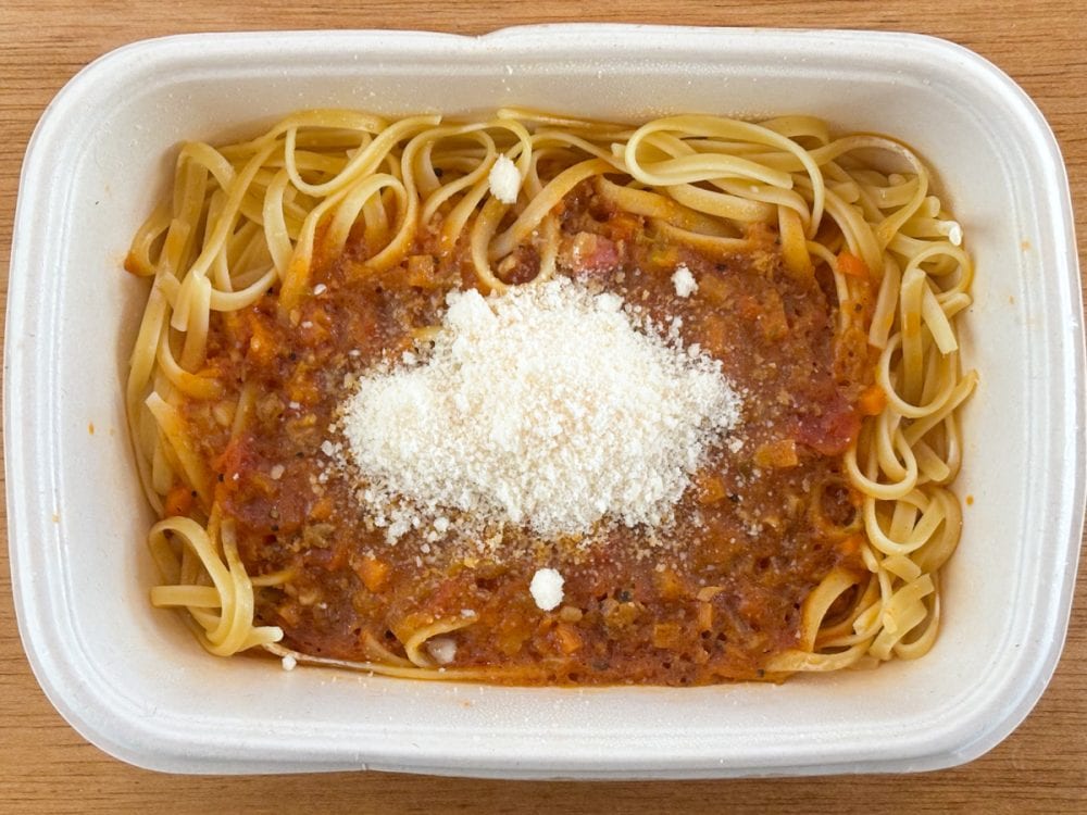 ソースと粉チーズのいい香りが漂ってきて、食べる前からおいしそう