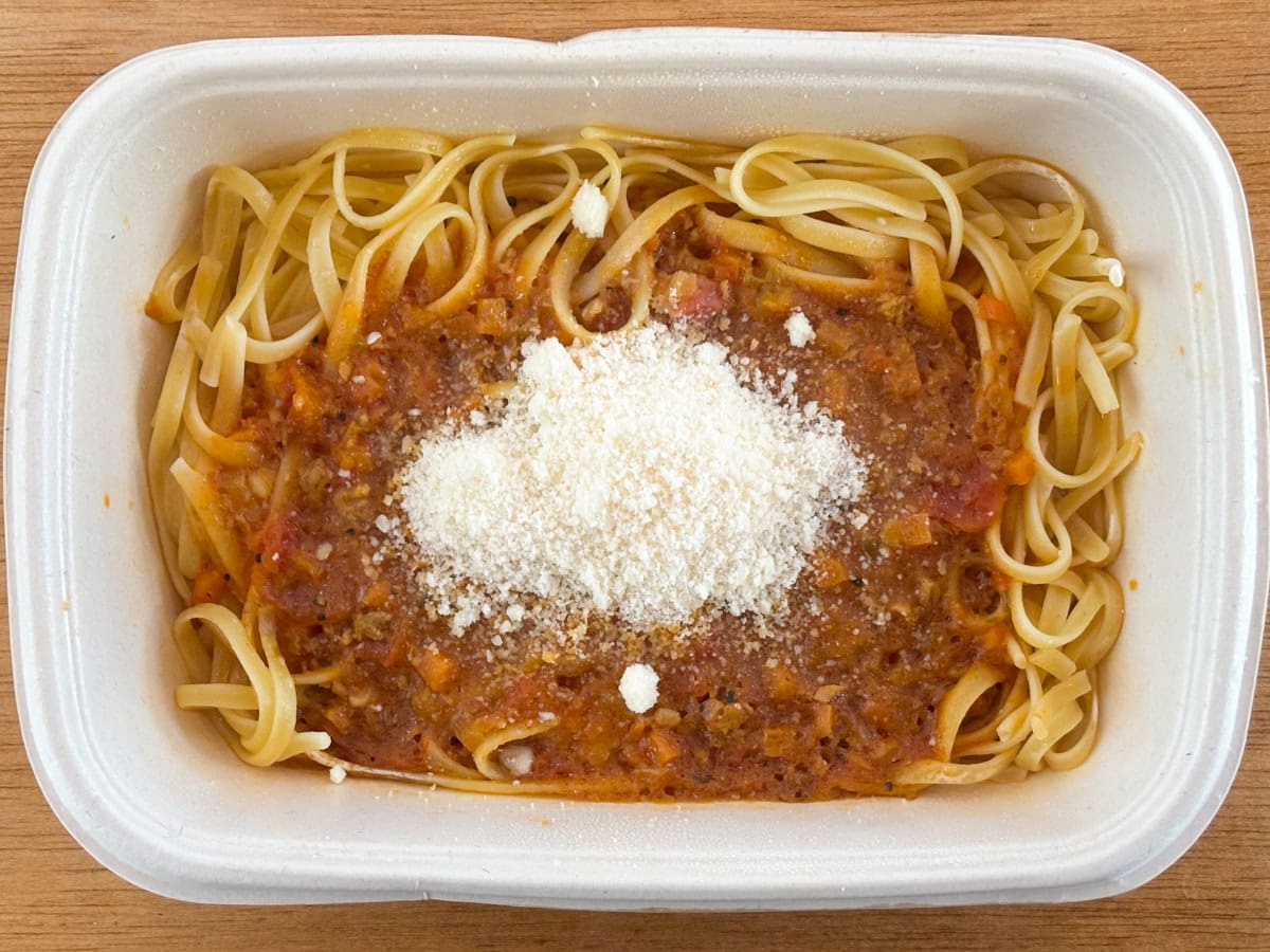 ソースと粉チーズのいい香りが漂ってきて、食べる前からおいしそう