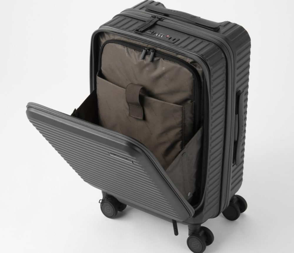荷物を出し入れしやすいフロントポケット。15.6 インチノートPC サイズまで収納可能