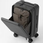 荷物を出し入れしやすいフロントポケット。15.6 インチノートPC サイズまで収納可能
