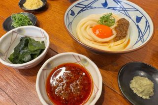 「丸亀製麺ファン歓喜」無料の薬味＆トッピングに“わかめ”と“しび辛ラー油”が仲間入り！定番うどんと相性最高な組み合わせを早速楽しんでみた