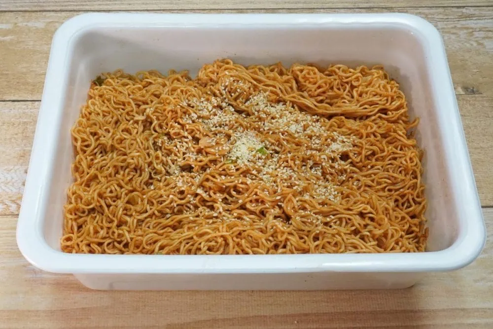 第3位　「ヤバすぎる…新作カップ焼きそば」食べたら体も部屋もニンニクまみれ…!? “ペヤング史上最大にして最強のにんにくMAX”をグルメライターが実食レポート