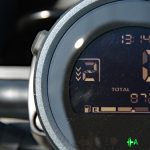 メーターのギア表示横にシフトダウンを促す下向きの矢印表示が点灯され、適正なギア数をサポートしてくれる