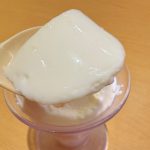 大きめの練乳プリンをどどんと大胆にトッピング