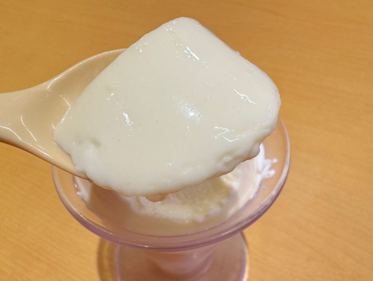 大きめの練乳プリンをどどんと大胆にトッピング