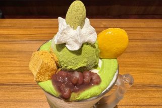 「びっくりドンキーのごつ盛りスイーツ」デカすぎて笑っちゃう“期間限定のジョッキパフェ(抹茶)”を食べてみたら…夢と欲望が詰まっていた
