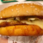 どこから食べてもチーズの味わいを楽しむことができる、チーズ好きにはたまらないバーガー