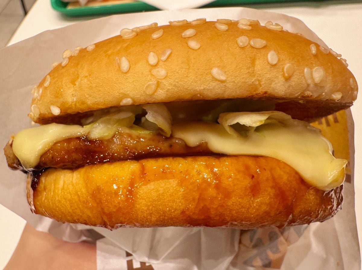 どこから食べてもチーズの味わいを楽しむことができる、チーズ好きにはたまらないバーガー