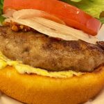 手間暇かけたパティは、肉の旨味がギュッと詰まったジューシーな味わい