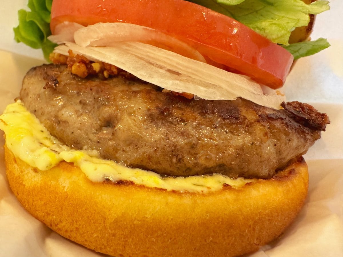 手間暇かけたパティは、肉の旨味がギュッと詰まったジューシーな味わい