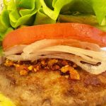 サクサクとした食感が楽しい「食べる醤油」が加わることで、味と食感に奥行きが生まれます
