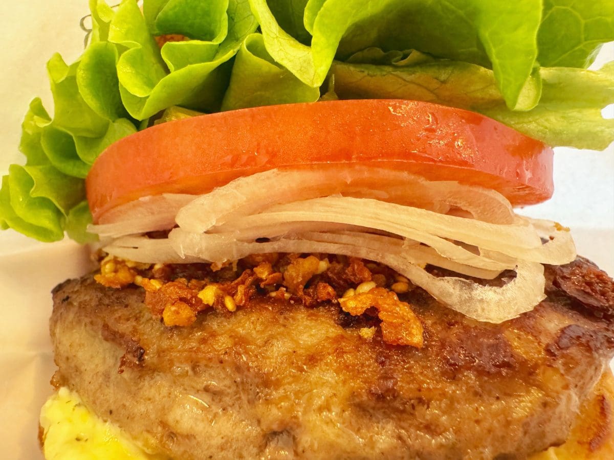 サクサクとした食感が楽しい「食べる醤油」が加わることで、味と食感に奥行きが生まれます