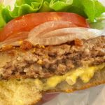 肉の上質な脂の甘みがあふれ出る、まさに“飲めるハンバーガー”