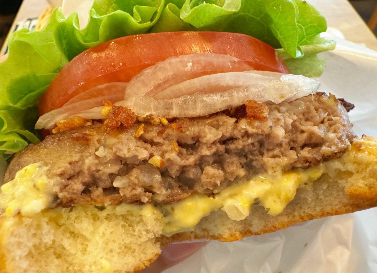 肉の上質な脂の甘みがあふれ出る、まさに“飲めるハンバーガー”
