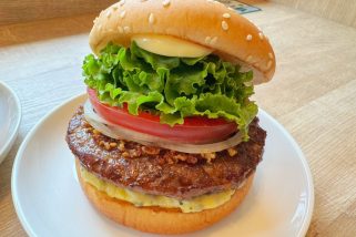 「飲めるハンバーガー」濃厚な肉感がたまらない…フレッシュネスバーガーの“最高峰の国産黒毛和牛”を使用した新作を食べてみた