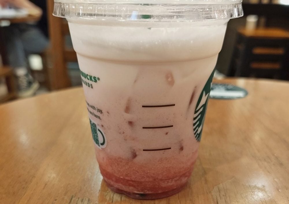 スターバックスコーヒー THE 苺 ミルク アイス （Tall）¥590 期間限定発売