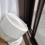 扇風機で熱い空気を外に向ける