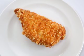 「セブン-イレブンの新商品」脳がバグる美味しさ!? バター醤油のお菓子みたいな“サクッとチキン”を試してみたら…ドハマりした