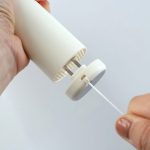 ストラップを取付けて引っ張るとスキマが