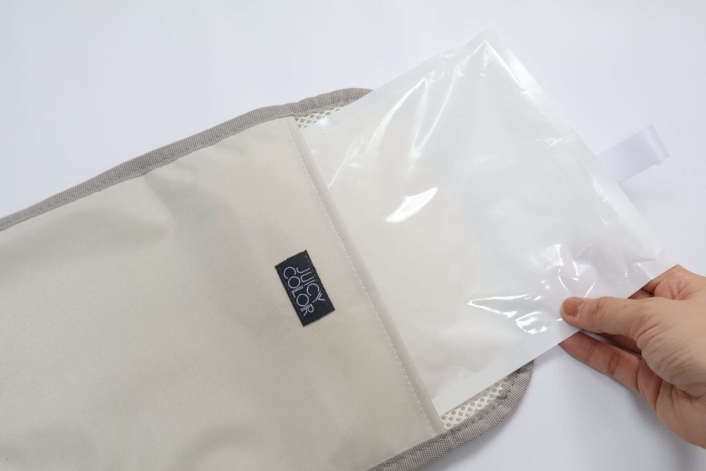 ポケット部分に付属の四角い保冷剤を入れて使用